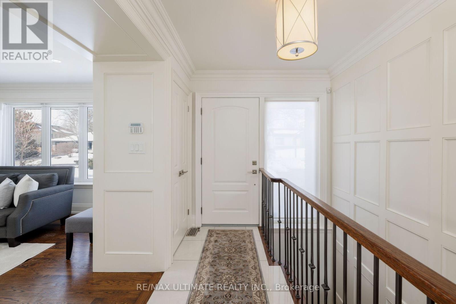 27 Ravensbourne Crescent, Toronto, Ontario  M9A 2A9 - Photo 5 - W12838808