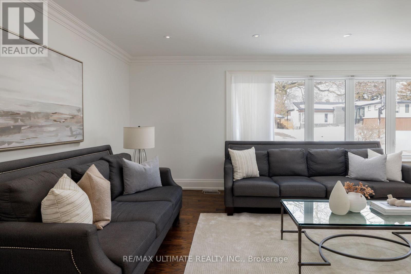 27 Ravensbourne Crescent, Toronto, Ontario  M9A 2A9 - Photo 9 - W12838808