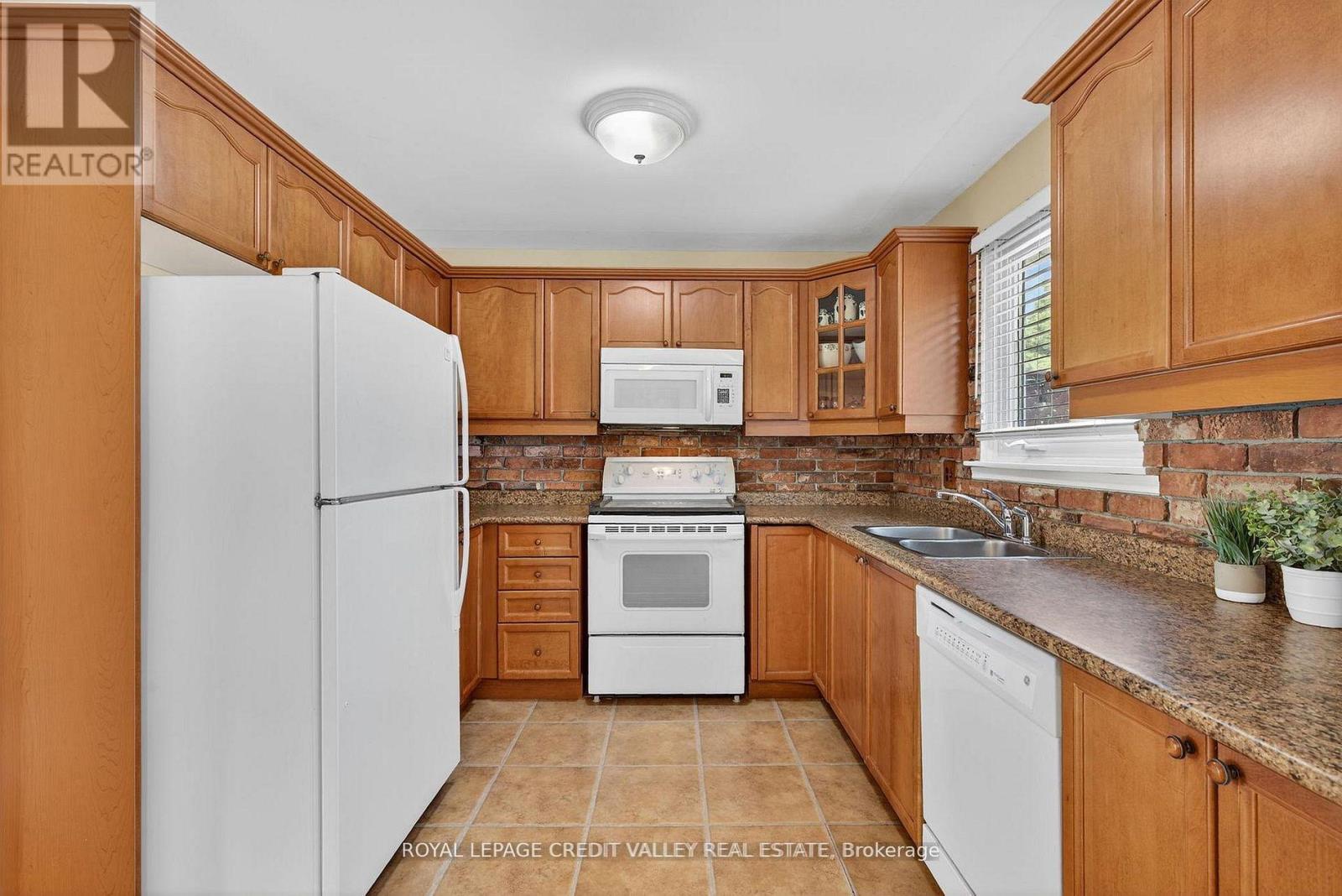 60 Gondola Crescent, Brampton, Ontario  L6S 1W6 - Photo 8 - W12838818