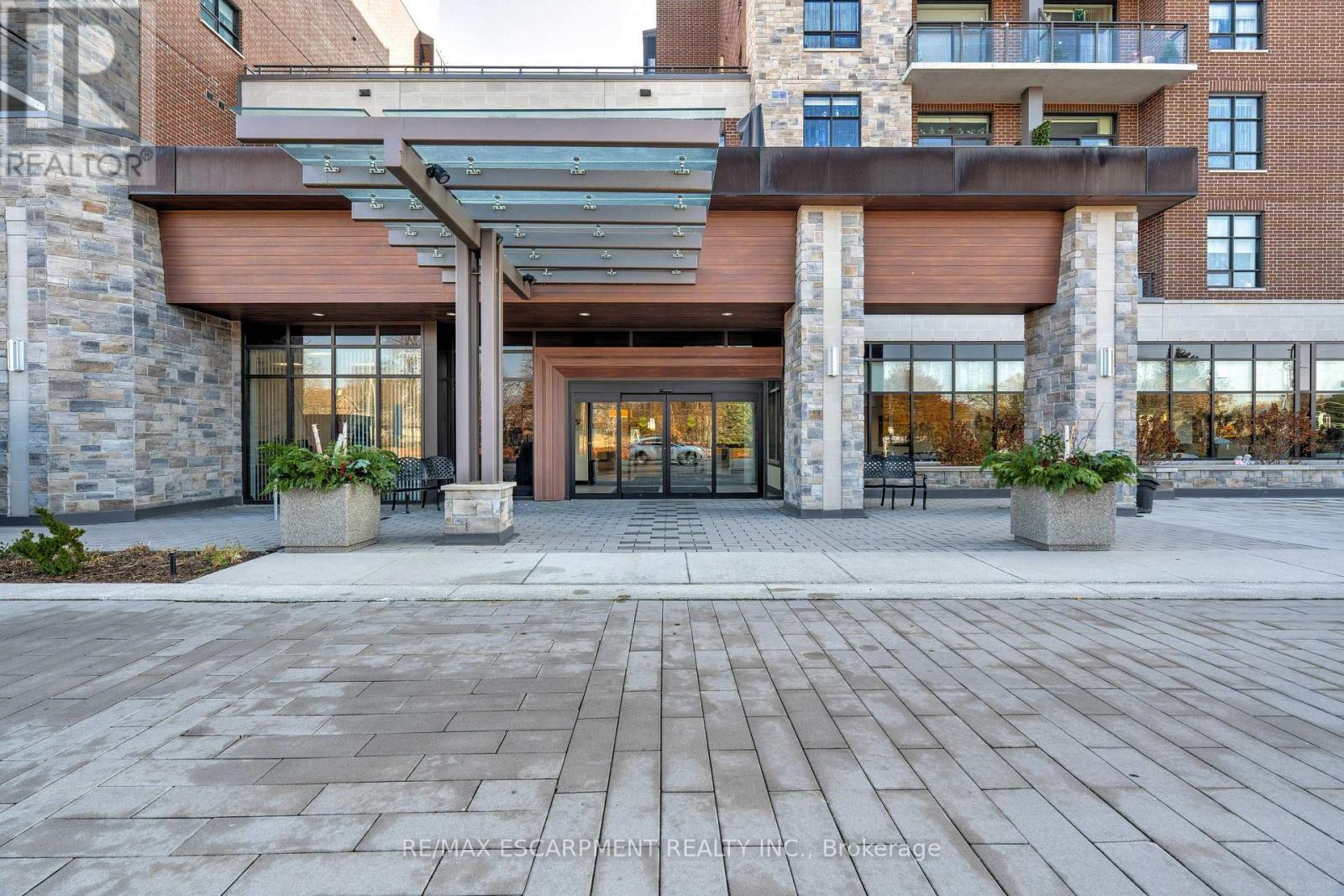 106 - 3290 New Street, Burlington, Ontario  L7N 1M8 - Photo 3 - W12838824