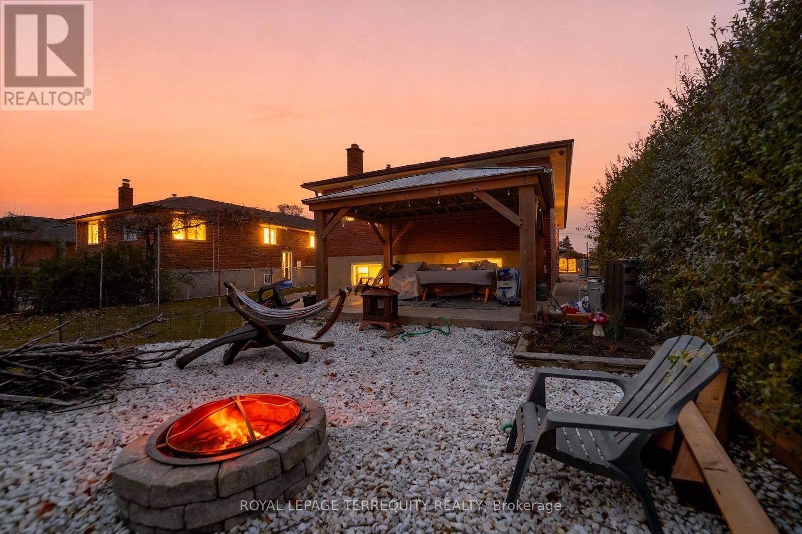 UPPER - 95 STANLEY ROAD, Toronto, Ontario