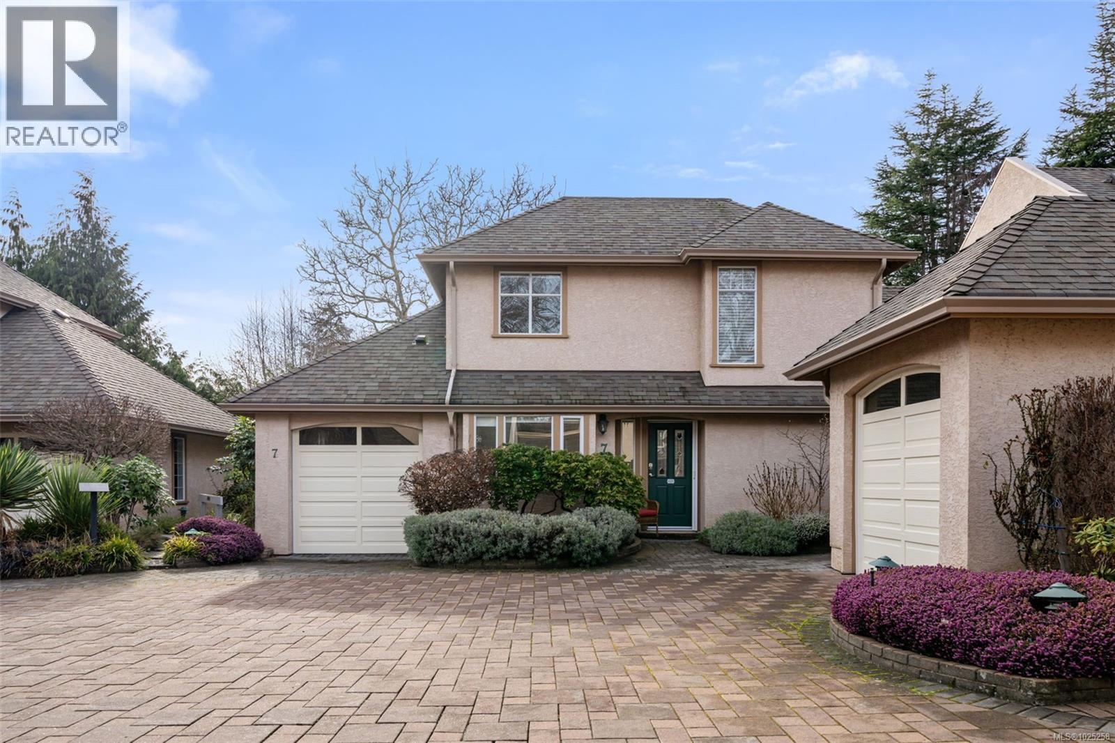 7 2585 Sinclair Rd Ne, Saanich, British Columbia  V8N 1C1 - Photo 3 - 1025258