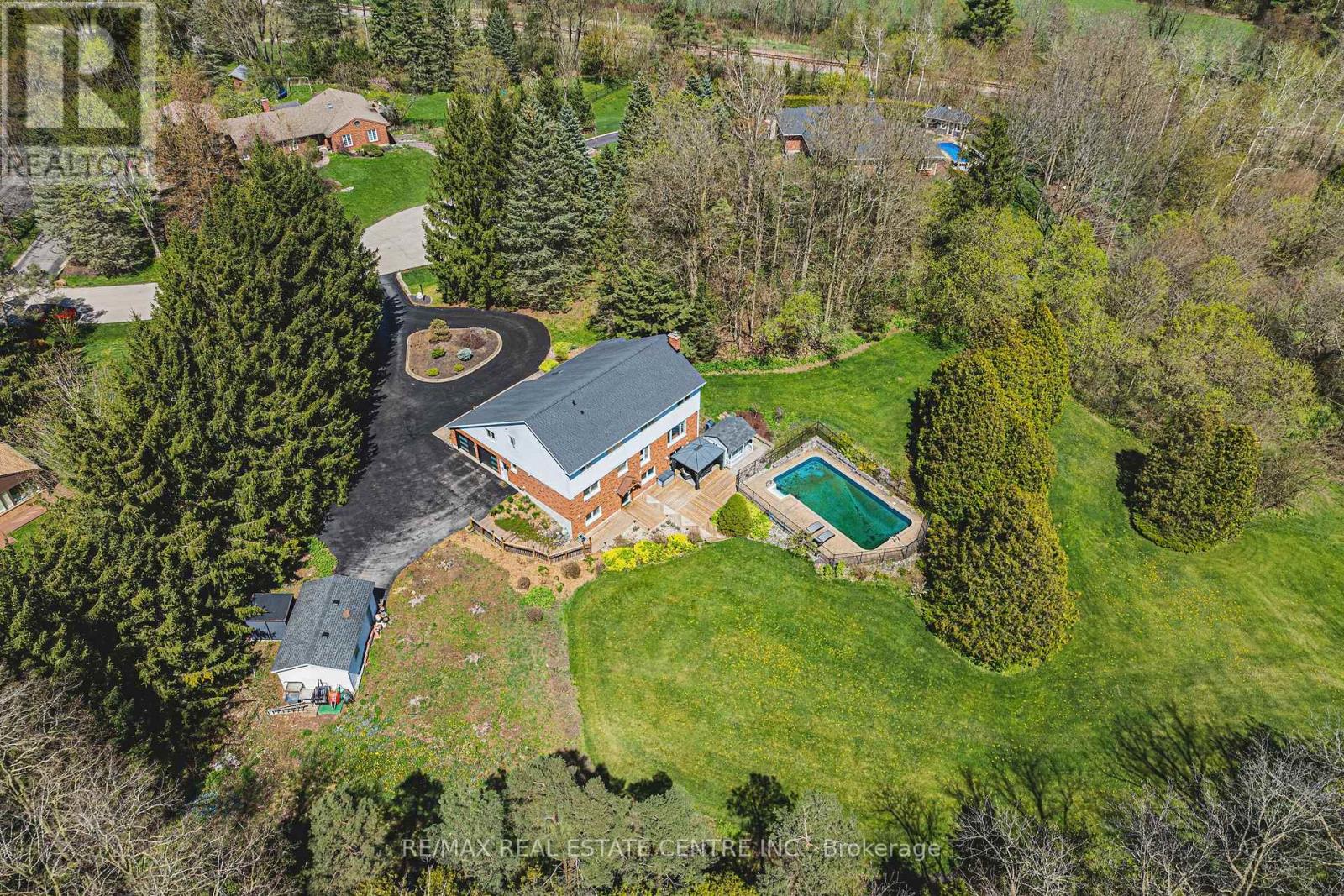 6 Iris Court, Hamilton, Ontario  L0R 1H3 - Photo 4 - X12838634