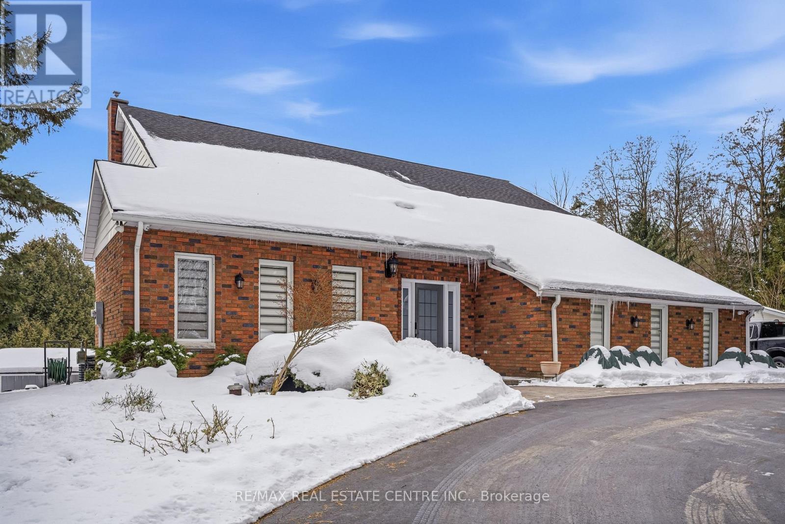 6 Iris Court, Hamilton, Ontario  L0R 1H3 - Photo 6 - X12838634