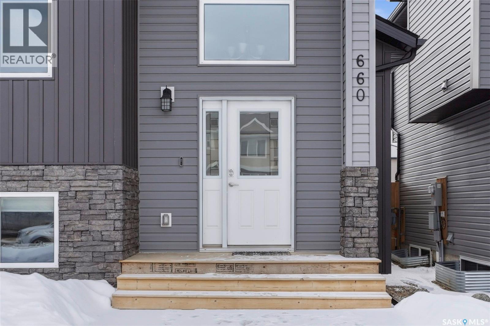 660 Feheregyhazi Boulevard, Saskatoon, Saskatchewan  S7W 1C4 - Photo 2 - SK029545