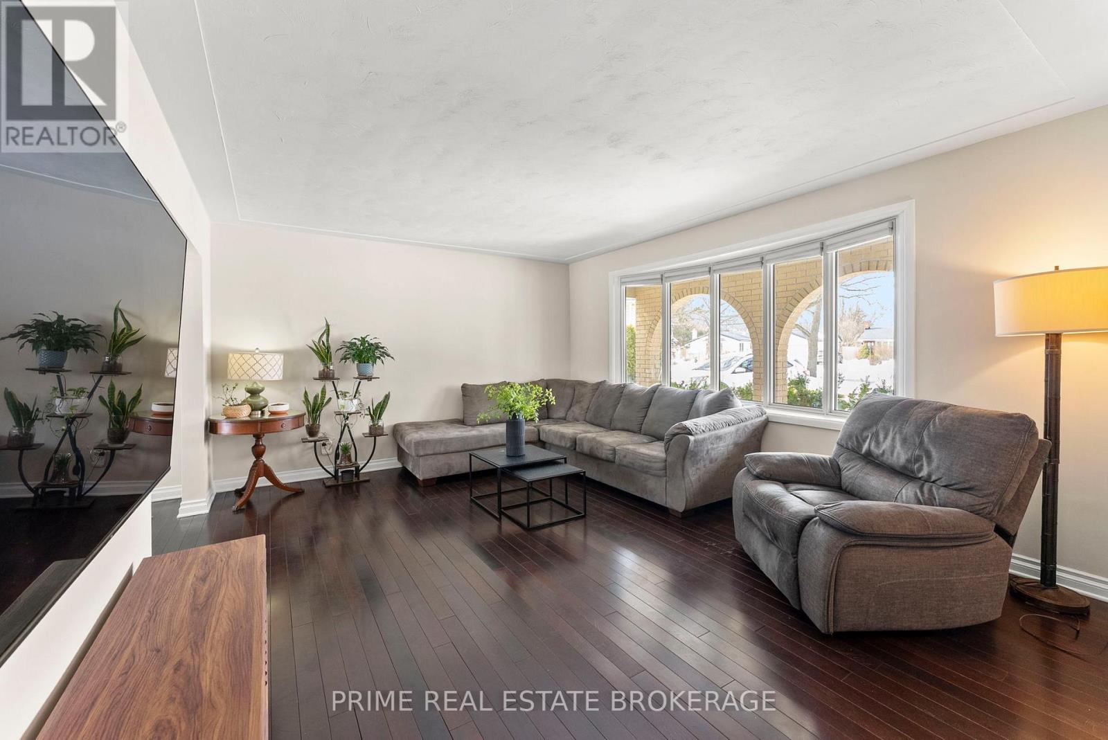 696 Algoma Place, London North, Ontario  N5X 1W6 - Photo 5 - X12839126