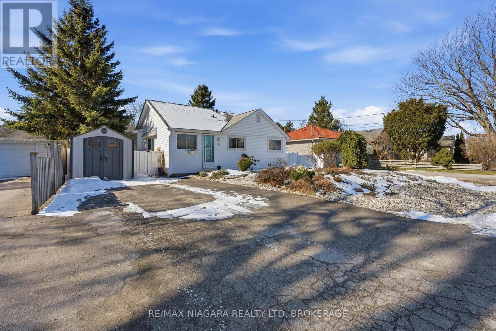 5 Pawling Street, St. Catharines, Ontario  L2N 5M1 - Photo 4 - X12839100