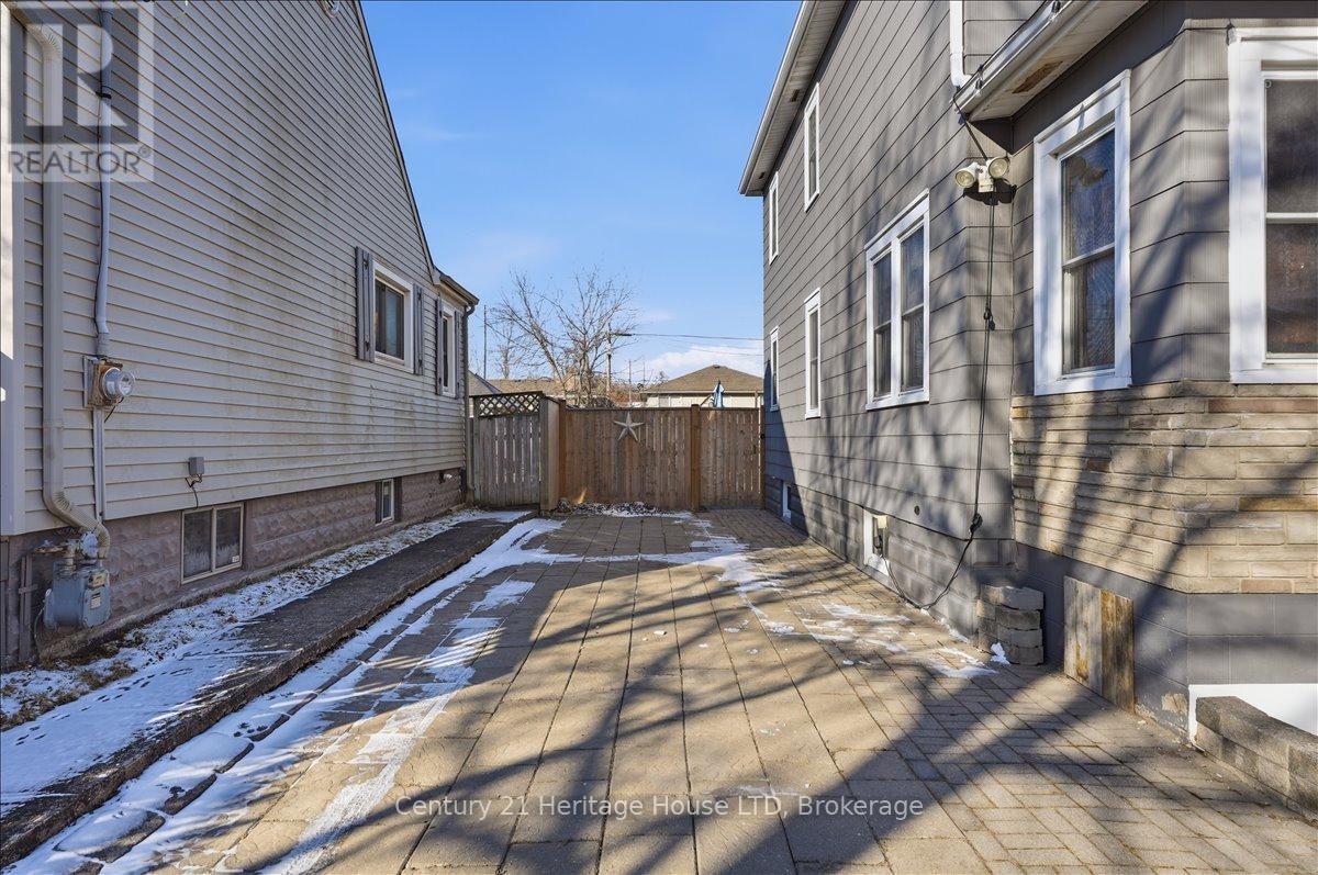 282 Beatrice Street, Welland (Lincoln/crowland), Ontario  L3B 2Z7 - Photo 3 - X12839118