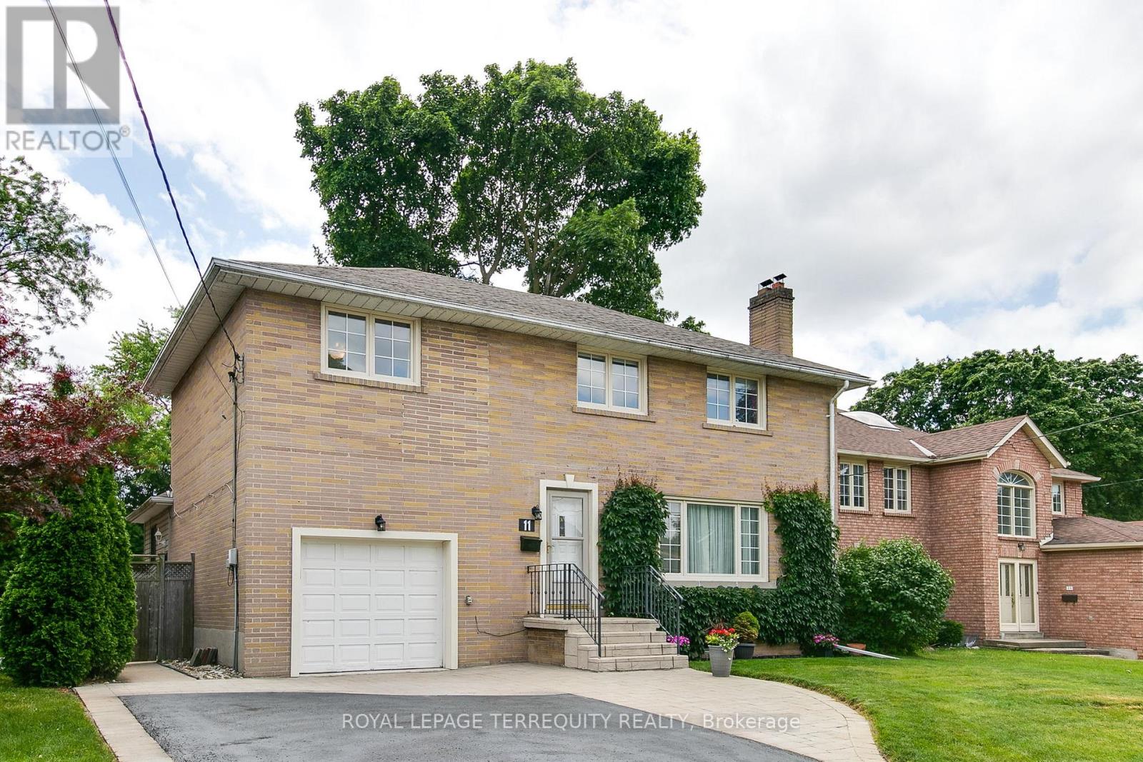 11 URBANDALE AVENUE, Toronto, Ontario