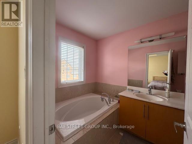 156 Legends Way, Markham (Unionville), Ontario  L3R 6A6 - Photo 7 - N12839102