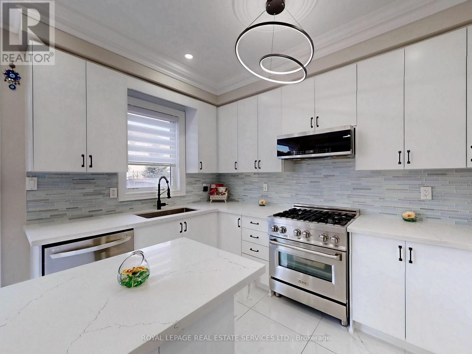 1158 Atkins Drive, Newmarket (Stonehaven-Wyndham), Ontario  L3X 0A6 - Photo 12 - N12839146