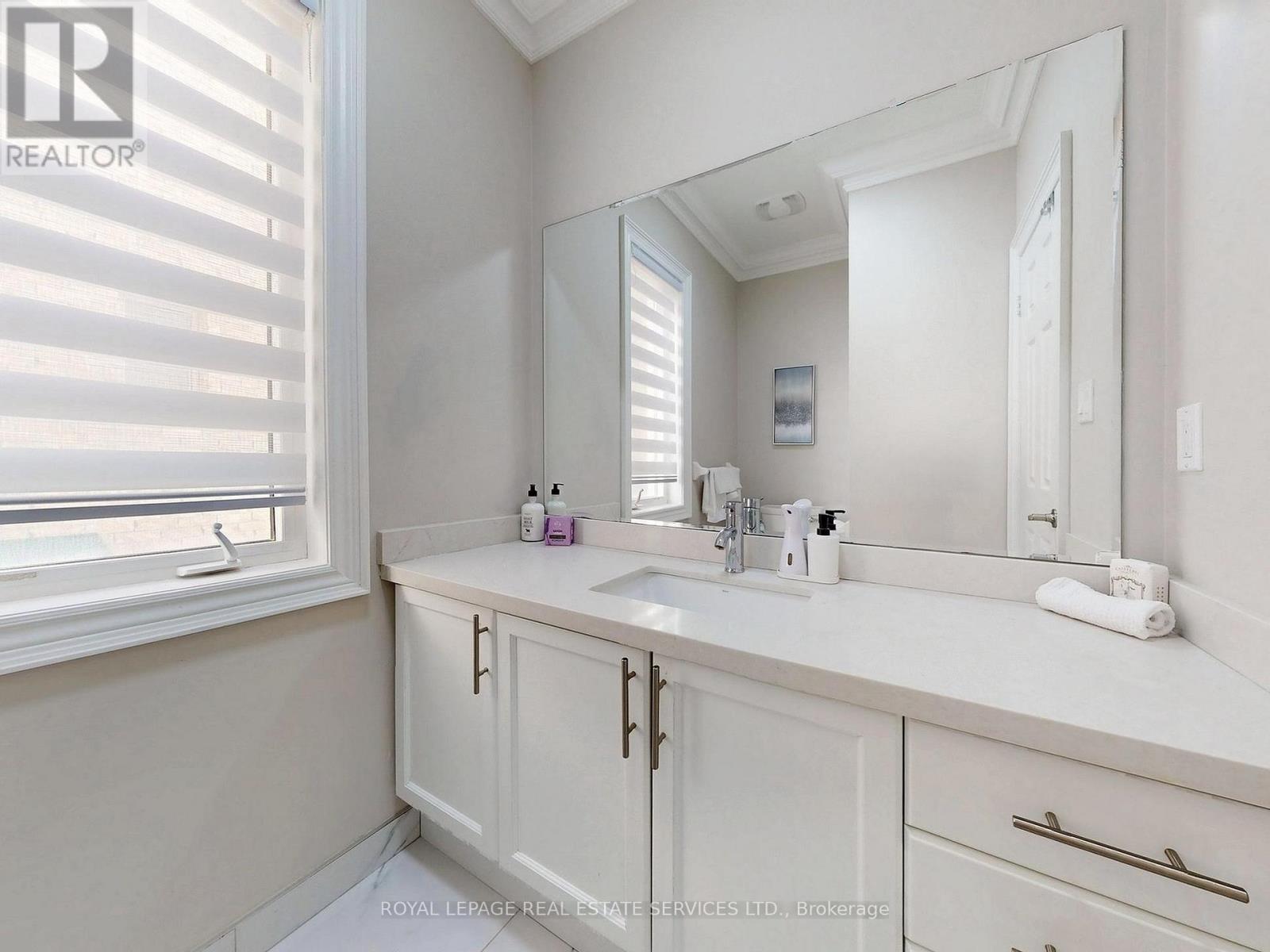 1158 Atkins Drive, Newmarket (Stonehaven-Wyndham), Ontario  L3X 0A6 - Photo 16 - N12839146