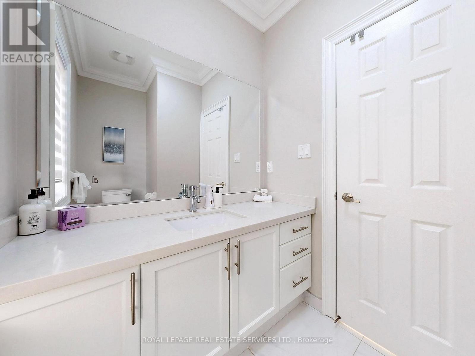 1158 Atkins Drive, Newmarket (Stonehaven-Wyndham), Ontario  L3X 0A6 - Photo 17 - N12839146