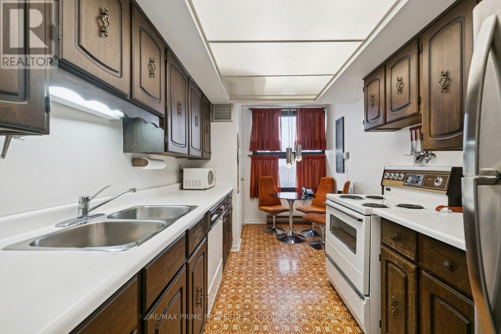 1801 - 1300 Bloor Street, Mississauga, Ontario  L4Y 3Z2 - Photo 2 - W12838990