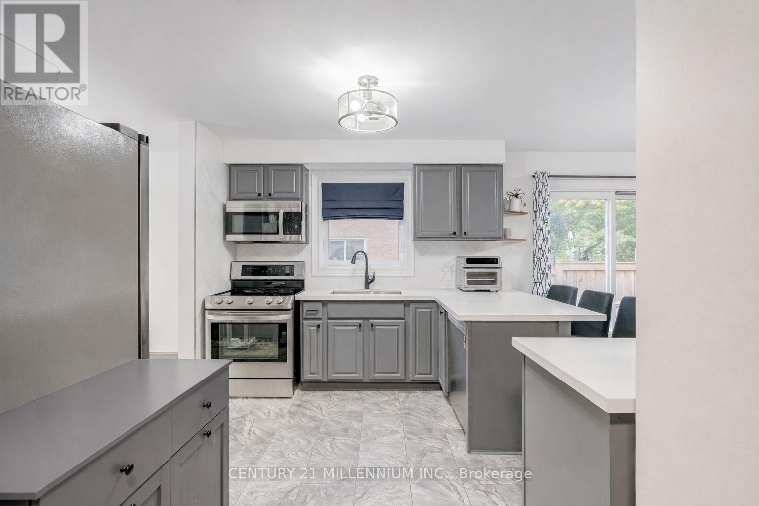 28 Bristol Avenue, Brampton (Northwood Park), Ontario  L6X 2B3 - Photo 12 - W12839032