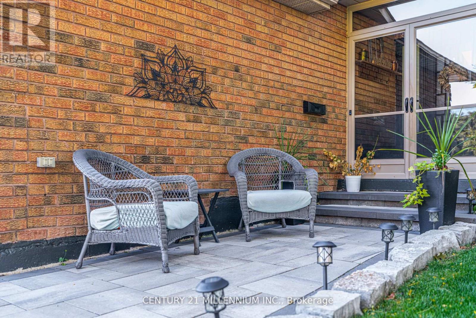 28 Bristol Avenue, Brampton, Ontario  L6X 2B3 - Photo 5 - W12839032