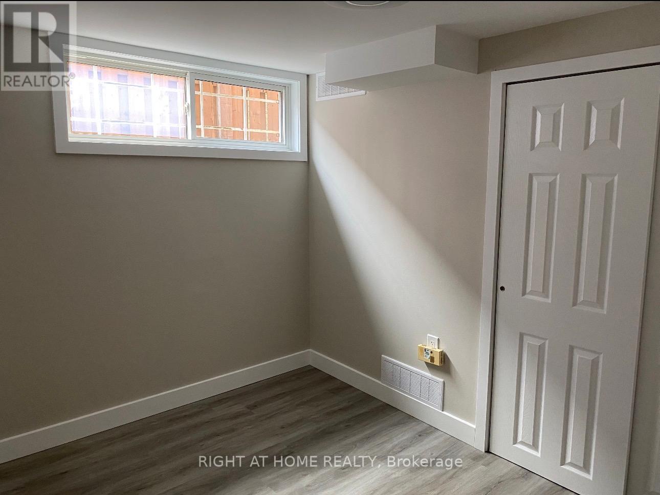 38 Summerfield Crescent, Toronto, Ontario  M9C 3X3 - Photo 9 - W12839080