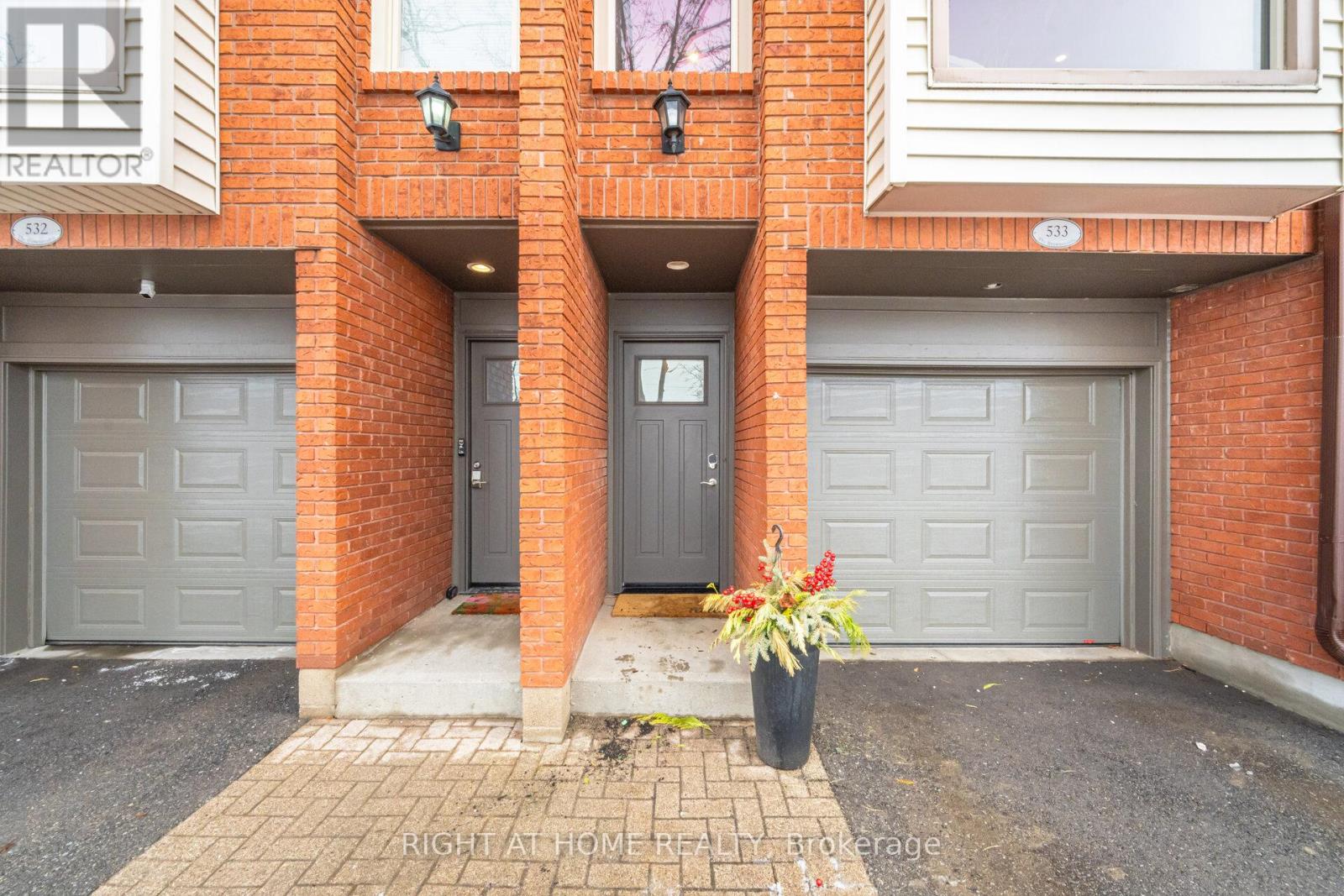 533 - 895 Maple Avenue, Burlington, Ontario  L7S 2H7 - Photo 3 - W12839108