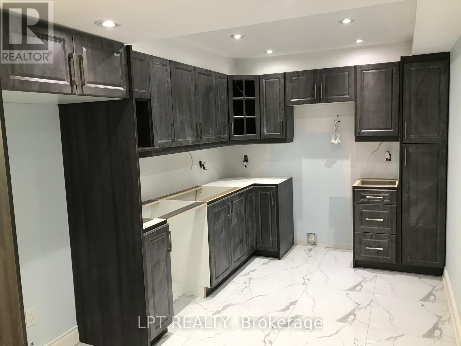 90 Lloyd Sanderson Drive, Brampton, Ontario  L6Y 0X3 - Photo 2 - W12839148