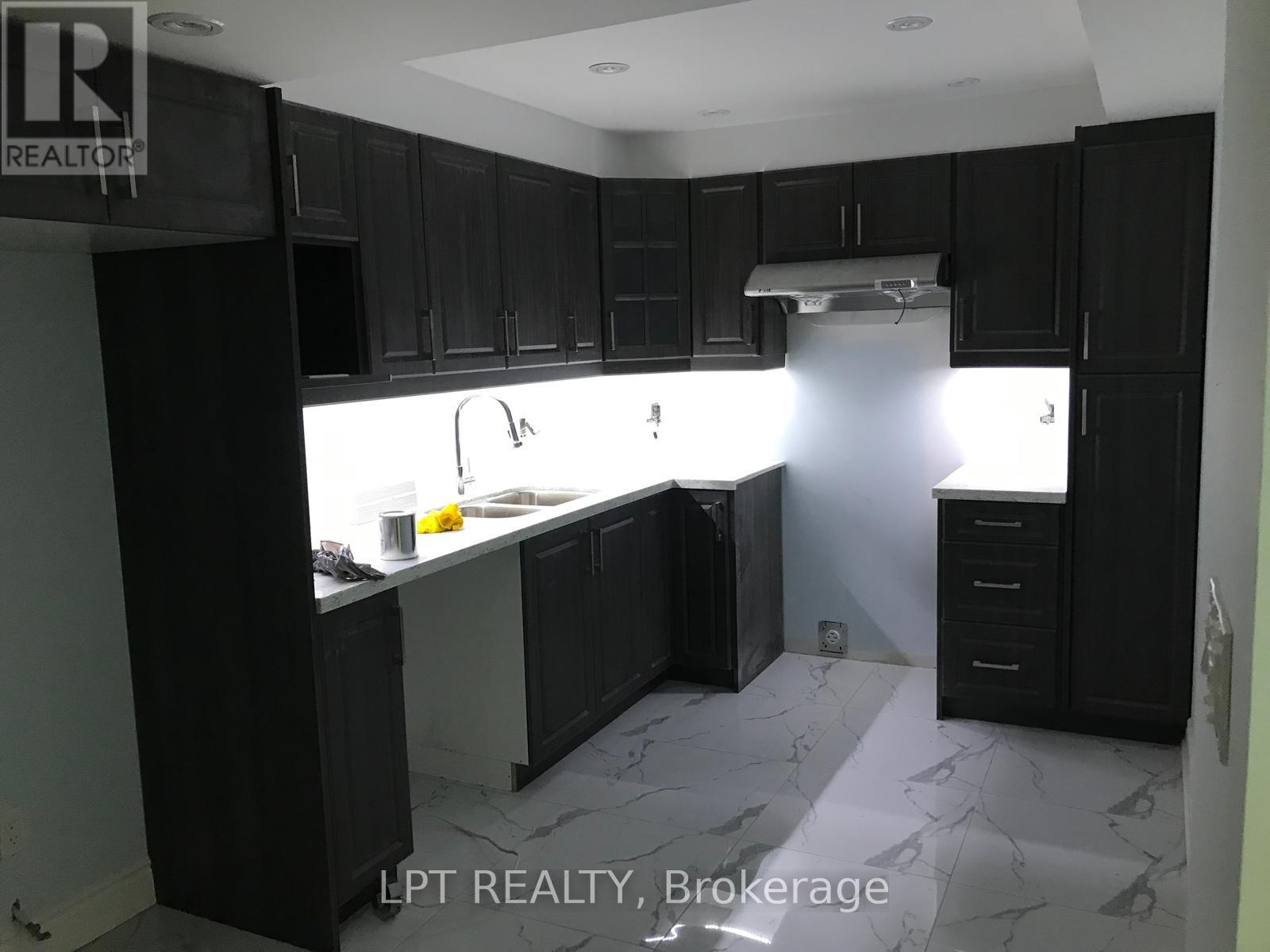 90 Lloyd Sanderson Drive, Brampton, Ontario  L6Y 0X3 - Photo 5 - W12839148