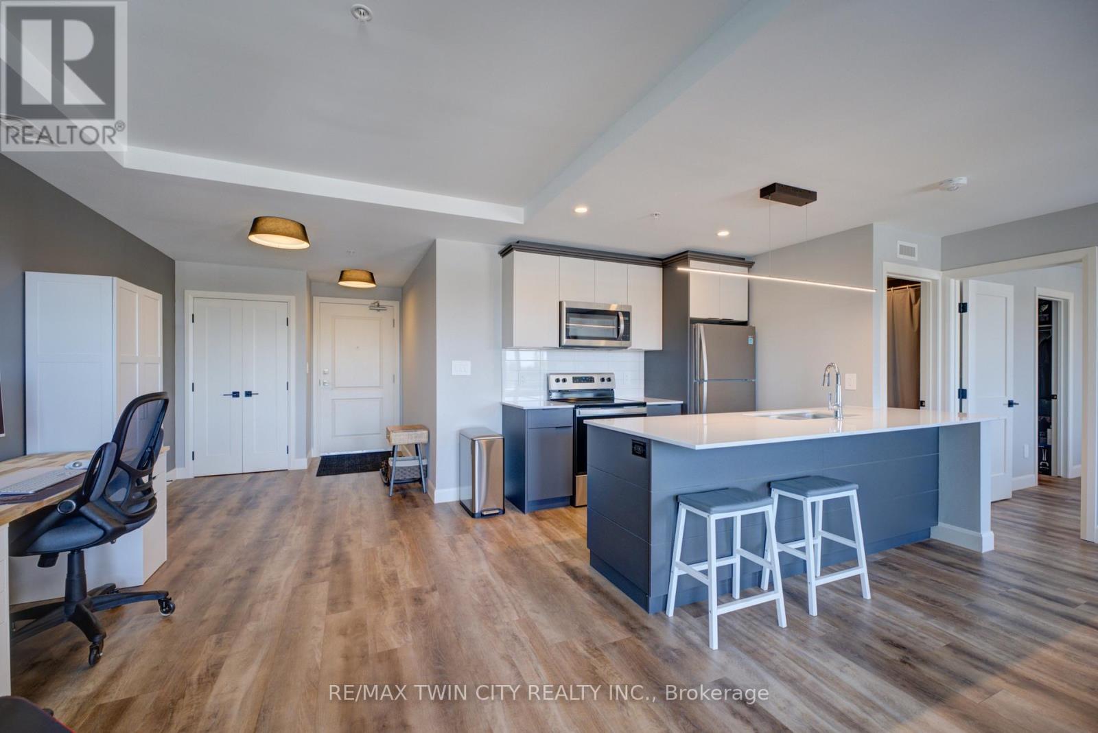 402 - 34 Norman Street, Brantford, Ontario  N3R 2Y1 - Photo 5 - X12839030