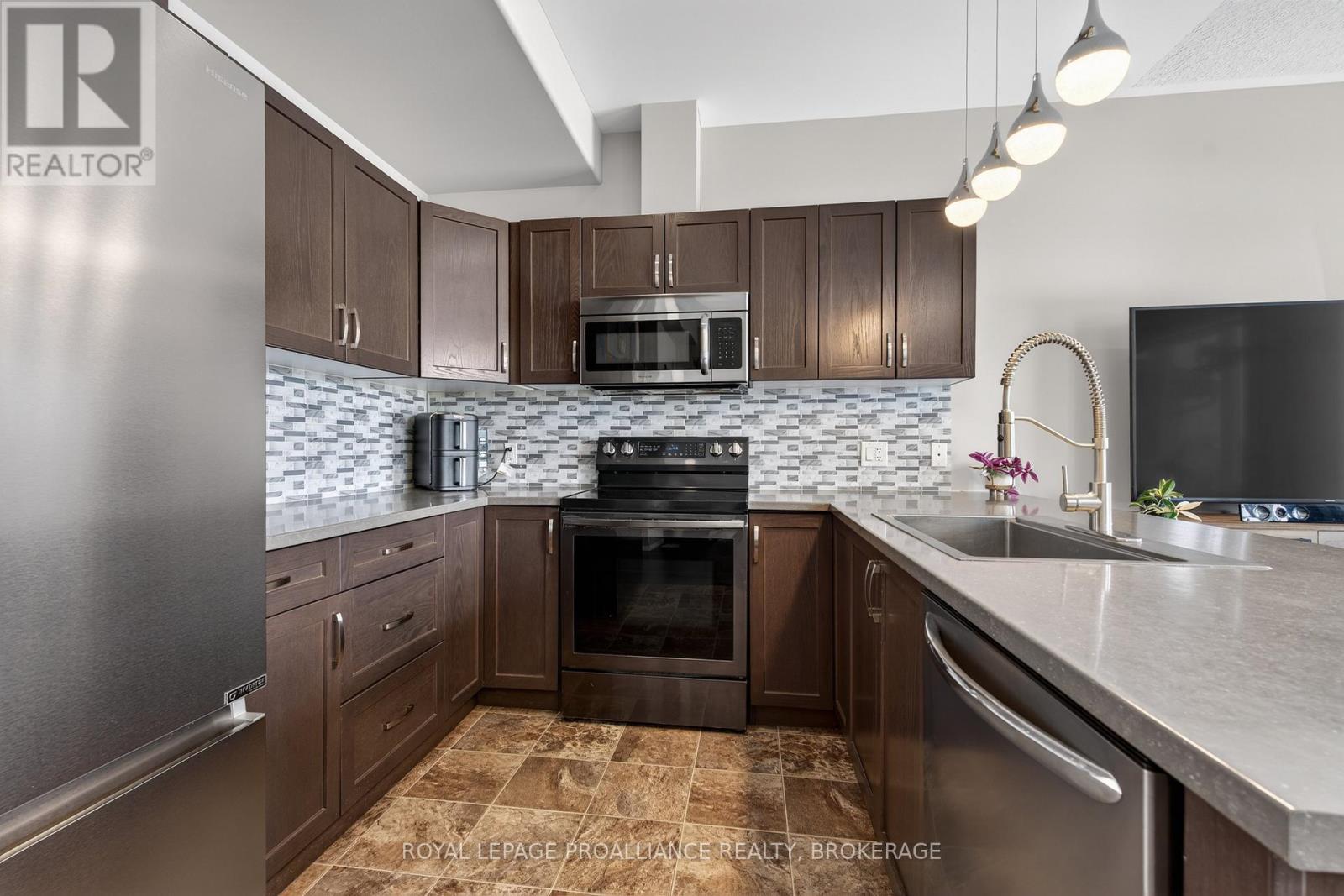 129 Simurda Court, Loyalist (Amherstview), Ontario  K7N 0A8 - Photo 12 - X12839546