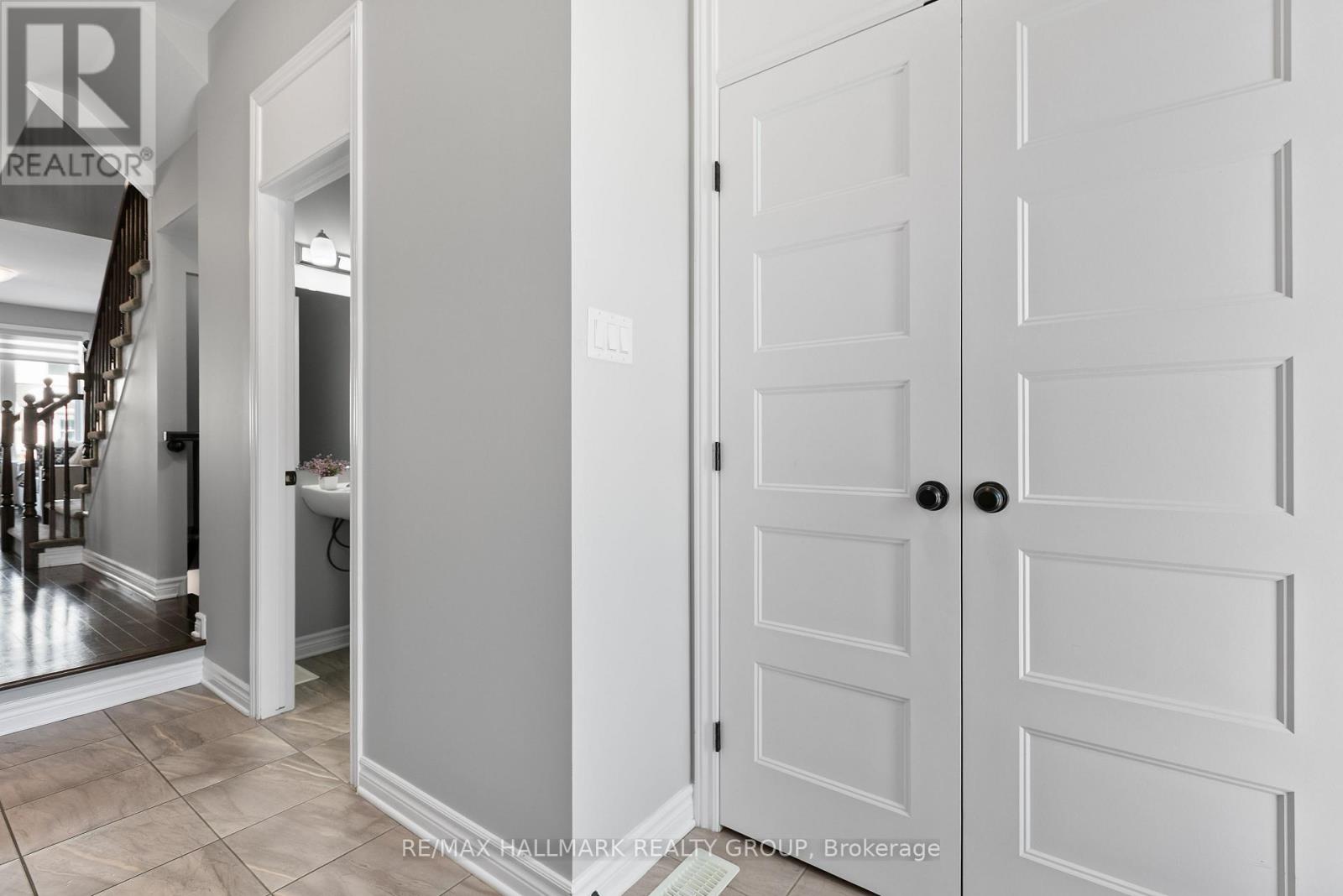 813 Miikana Road, Ottawa, Ontario  K1X 0G5 - Photo 3 - X12839202