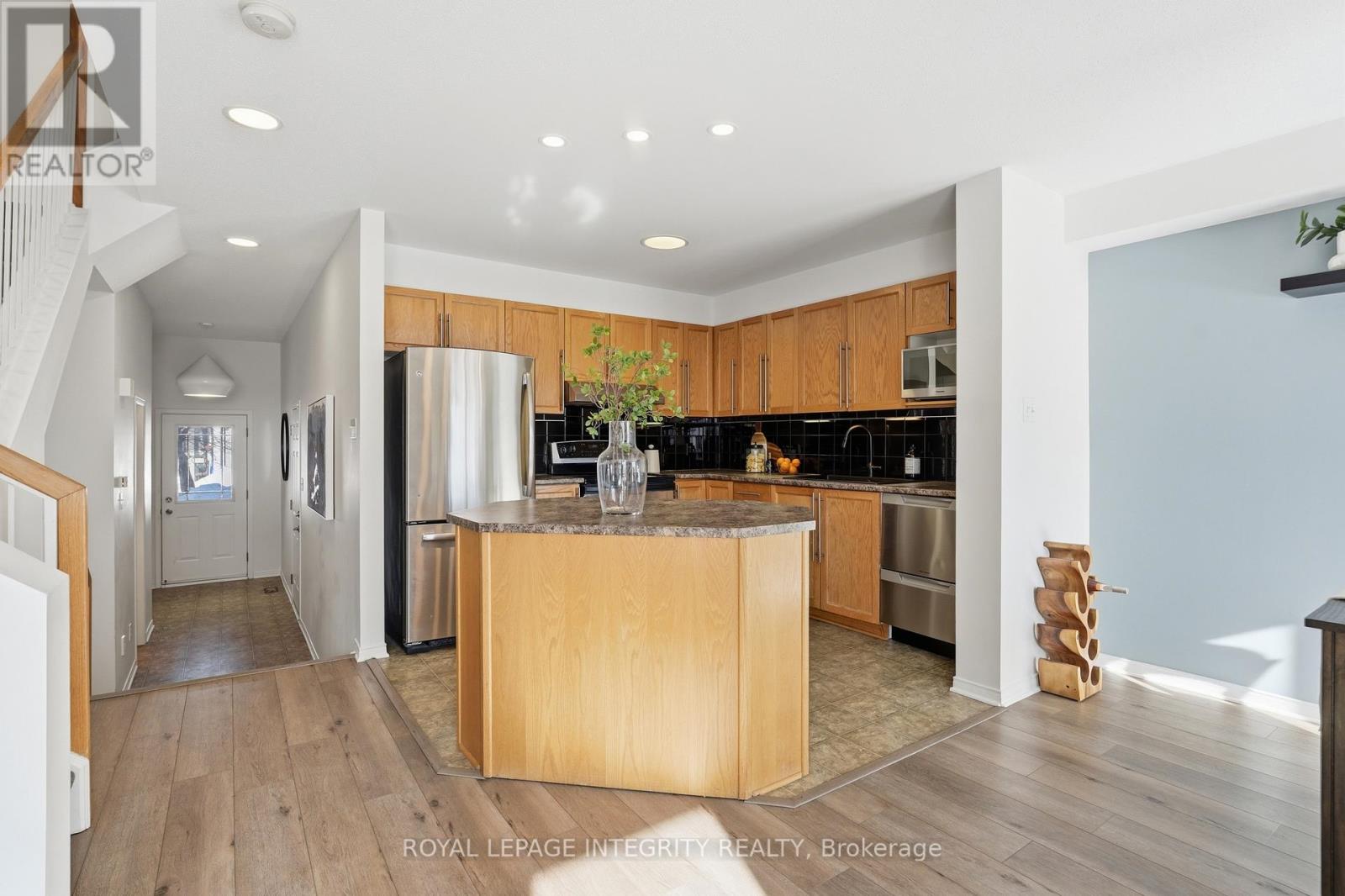 356 Hillsboro Private, Ottawa, Ontario  K2M 3B1 - Photo 7 - X12839398