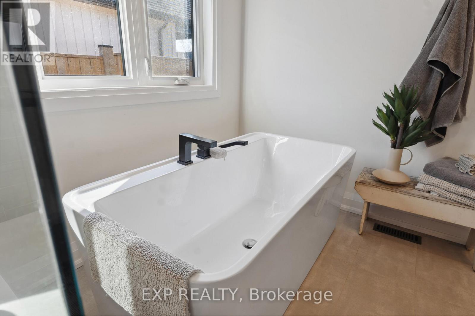 3598 Canfield Crescent, Fort Erie (Black Creek), Ontario  L0S 1S0 - Photo 24 - X12839394