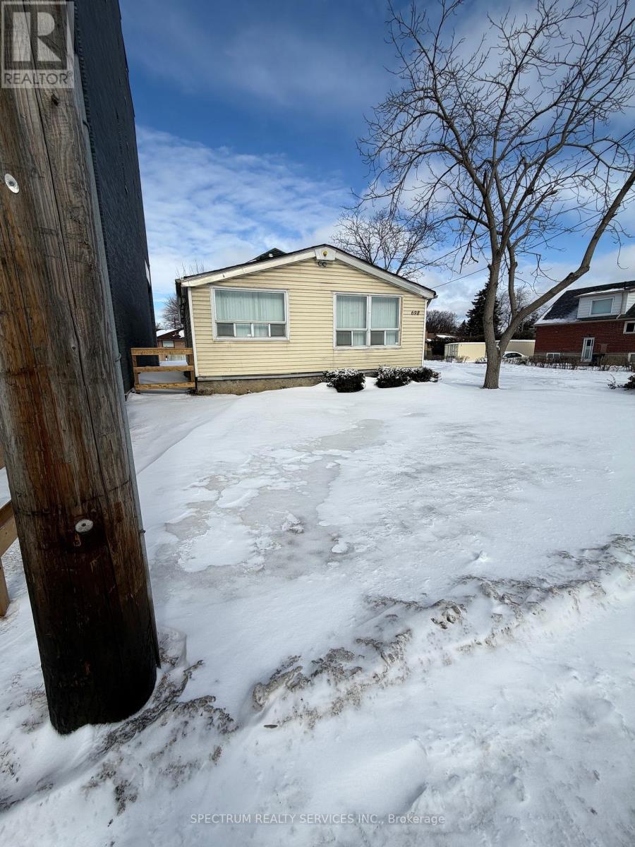 698 Sheppard Avenue W, Toronto, Ontario  M3H 2S6 - Photo 2 - C12839554