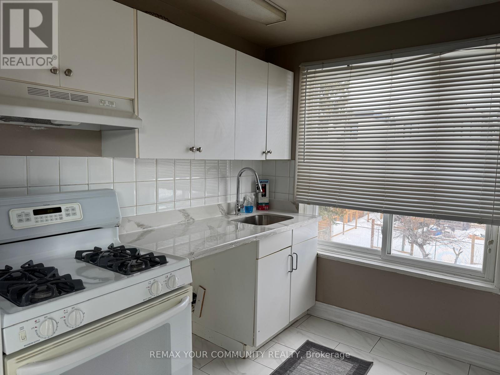 983 Victoria Park Avenue, Toronto, Ontario  M4B 2J4 - Photo 4 - E12839272
