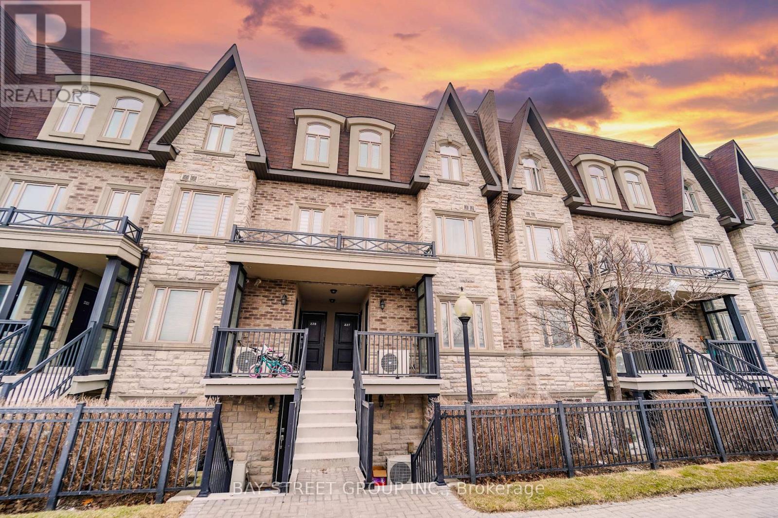 227 - 320 JOHN STREET, Markham, Ontario