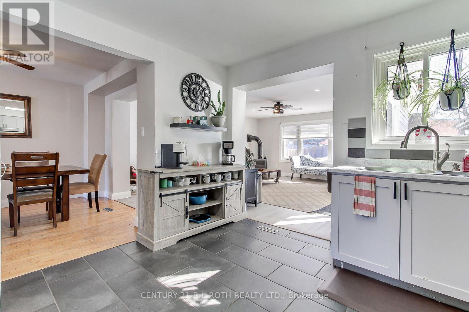 7 Fontaine Drive, Georgina, Ontario  L4P 3P2 - Photo 10 - N12839496