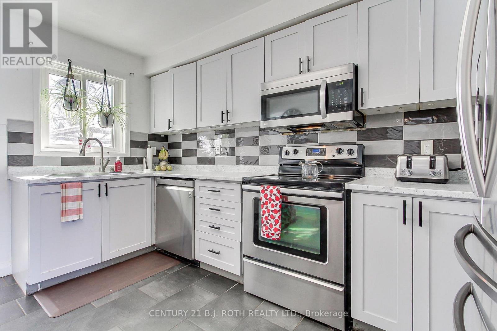 7 Fontaine Drive, Georgina, Ontario  L4P 3P2 - Photo 11 - N12839496