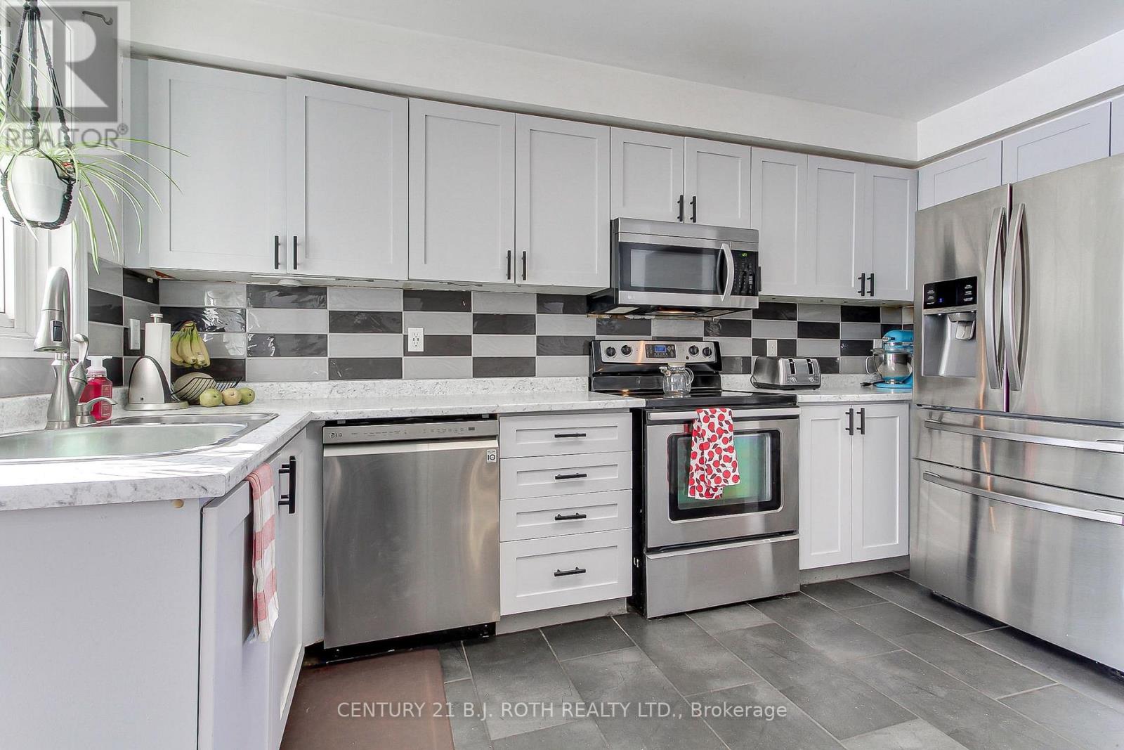 7 Fontaine Drive, Georgina, Ontario  L4P 3P2 - Photo 12 - N12839496