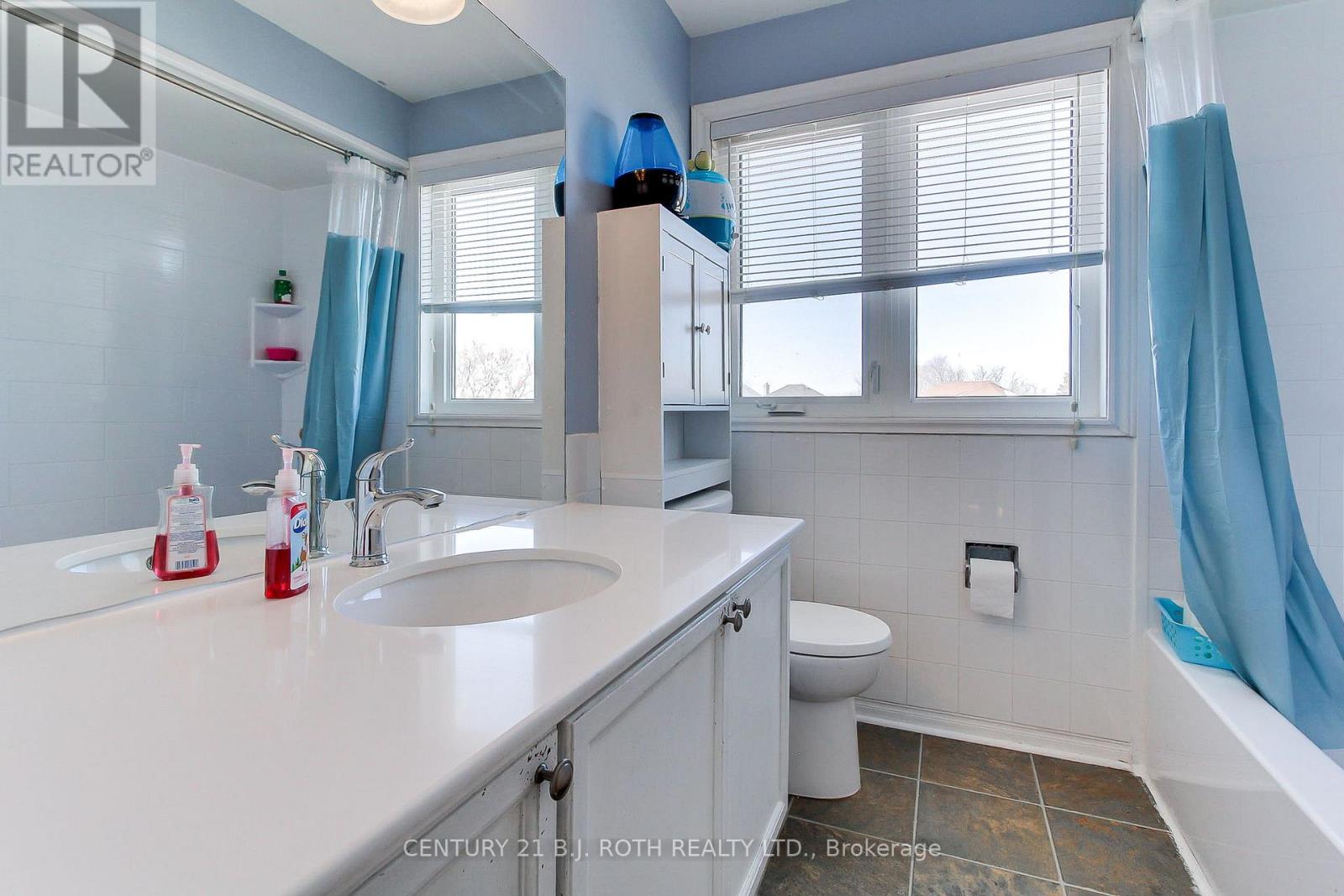 7 Fontaine Drive, Georgina, Ontario  L4P 3P2 - Photo 17 - N12839496