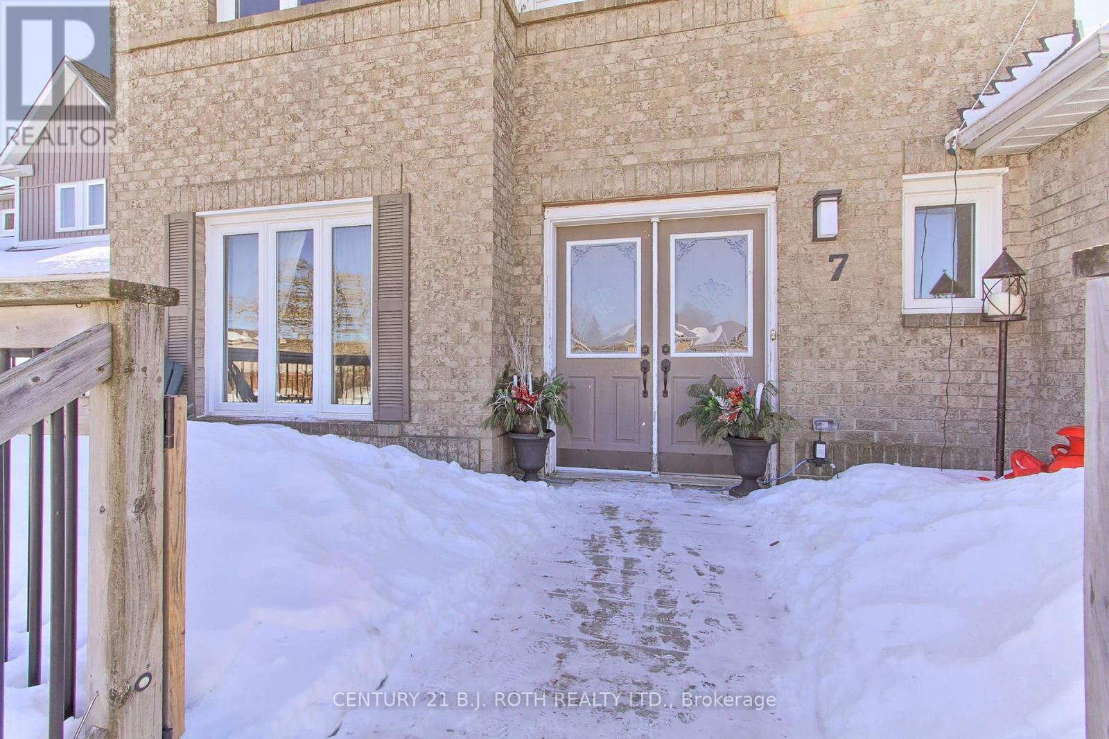 7 Fontaine Drive, Georgina, Ontario  L4P 3P2 - Photo 4 - N12839496