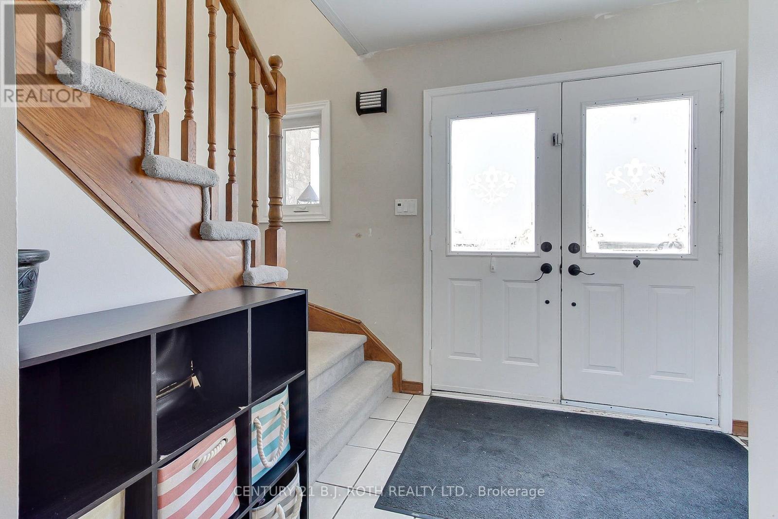 7 Fontaine Drive, Georgina, Ontario  L4P 3P2 - Photo 5 - N12839496