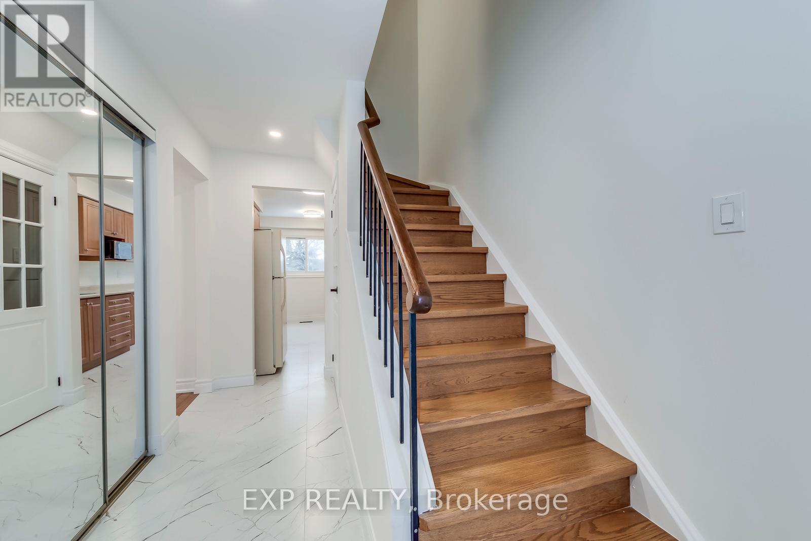 1570 Cuthbert Avenue, Mississauga, Ontario  L5M 3R2 - Photo 3 - W12839288