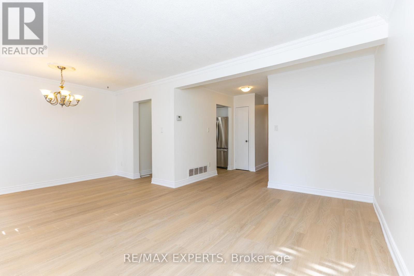 31 Carleton Place, Brampton, Ontario L6T 3Z4 - Photo 4 - W12839318