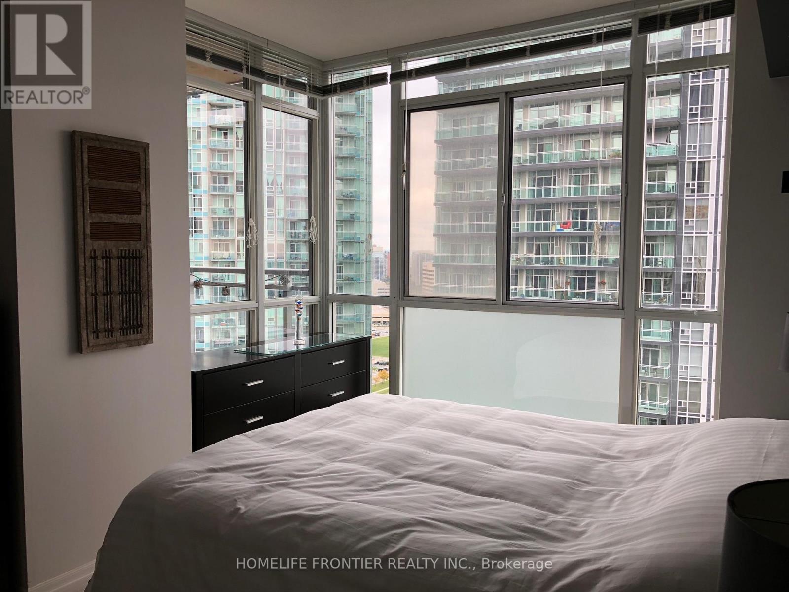 2204 - 225 Webb Drive, Mississauga, Ontario  L5B 4P2 - Photo 11 - W12839328