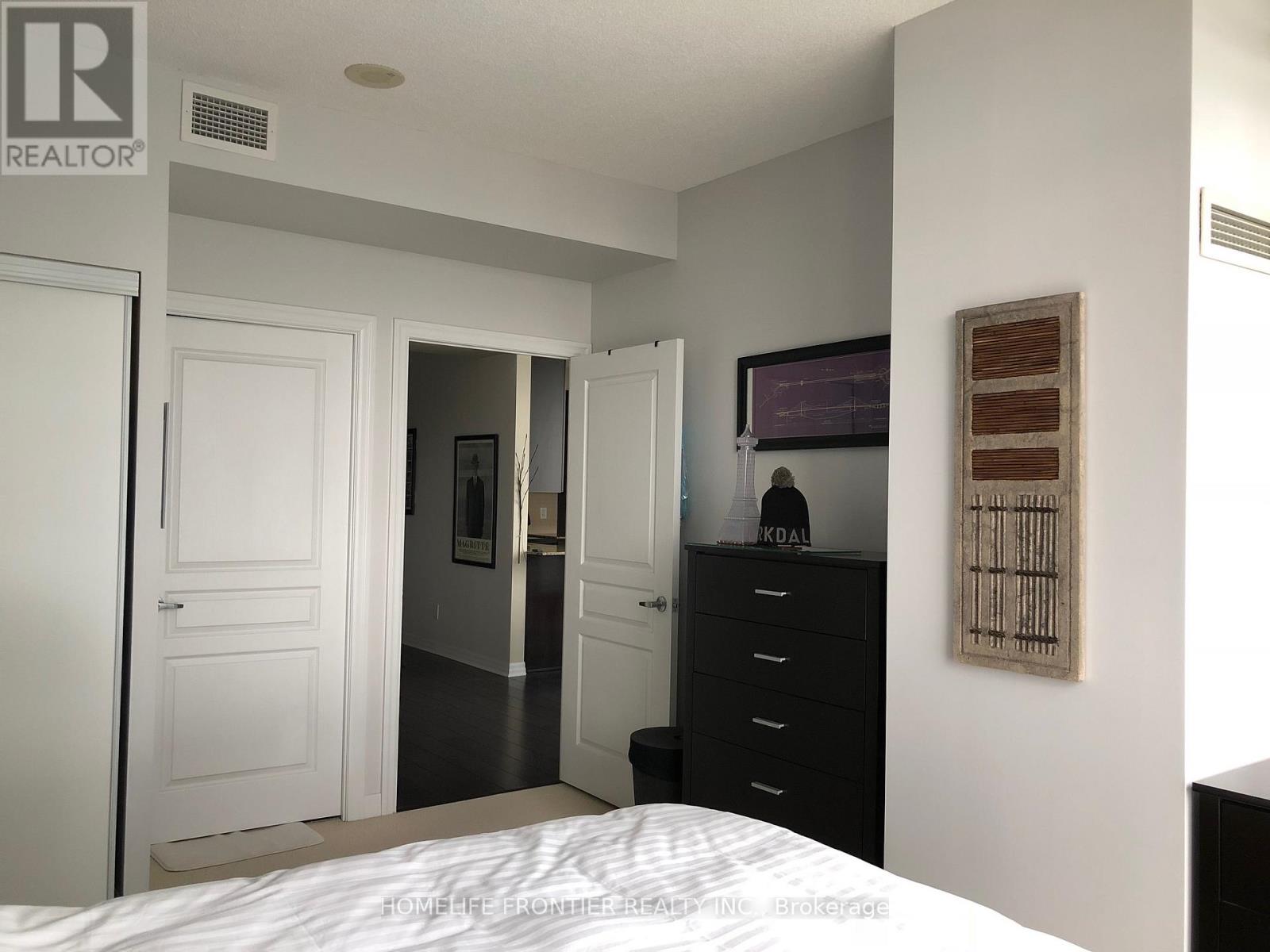 2204 - 225 Webb Drive, Mississauga, Ontario  L5B 4P2 - Photo 13 - W12839328