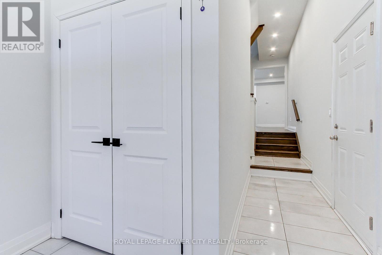 9 Dalbeattie Drive, Brampton, Ontario  L6Y 6H7 - Photo 7 - W12839454