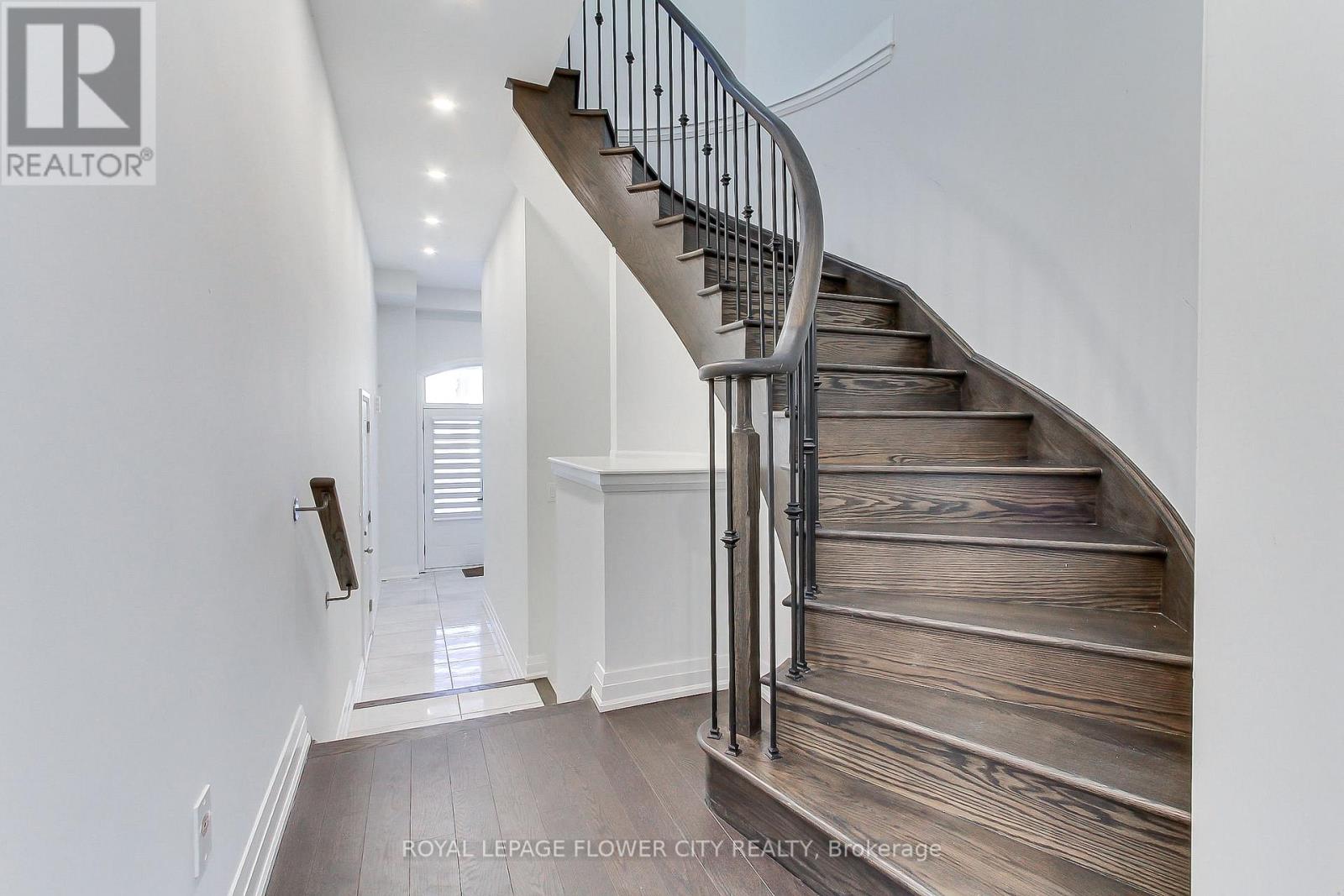 9 Dalbeattie Drive, Brampton, Ontario  L6Y 6H7 - Photo 9 - W12839454