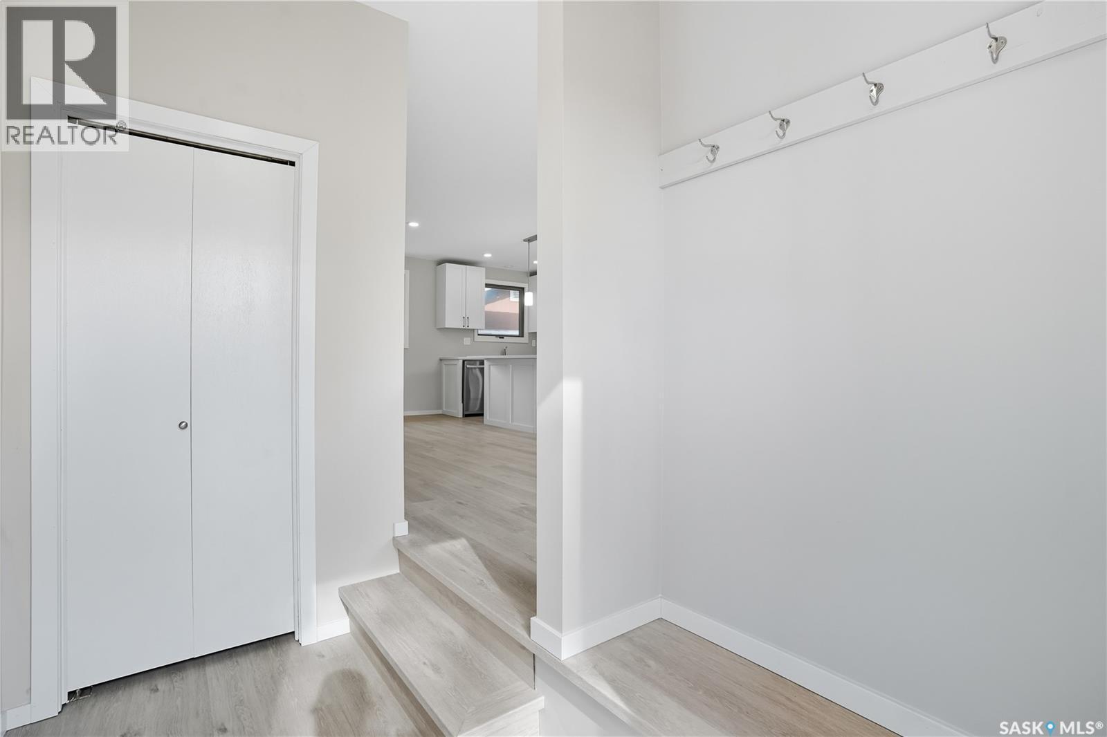 42 Aitken Crescent, Regina, Saskatchewan  S4R 5W7 - Photo 3 - SK029522