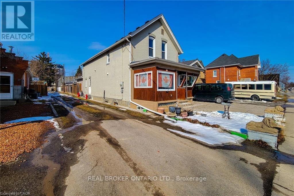 84 Port Street, Brantford, Ontario  N3S 1Y7 - Photo 3 - X12839380