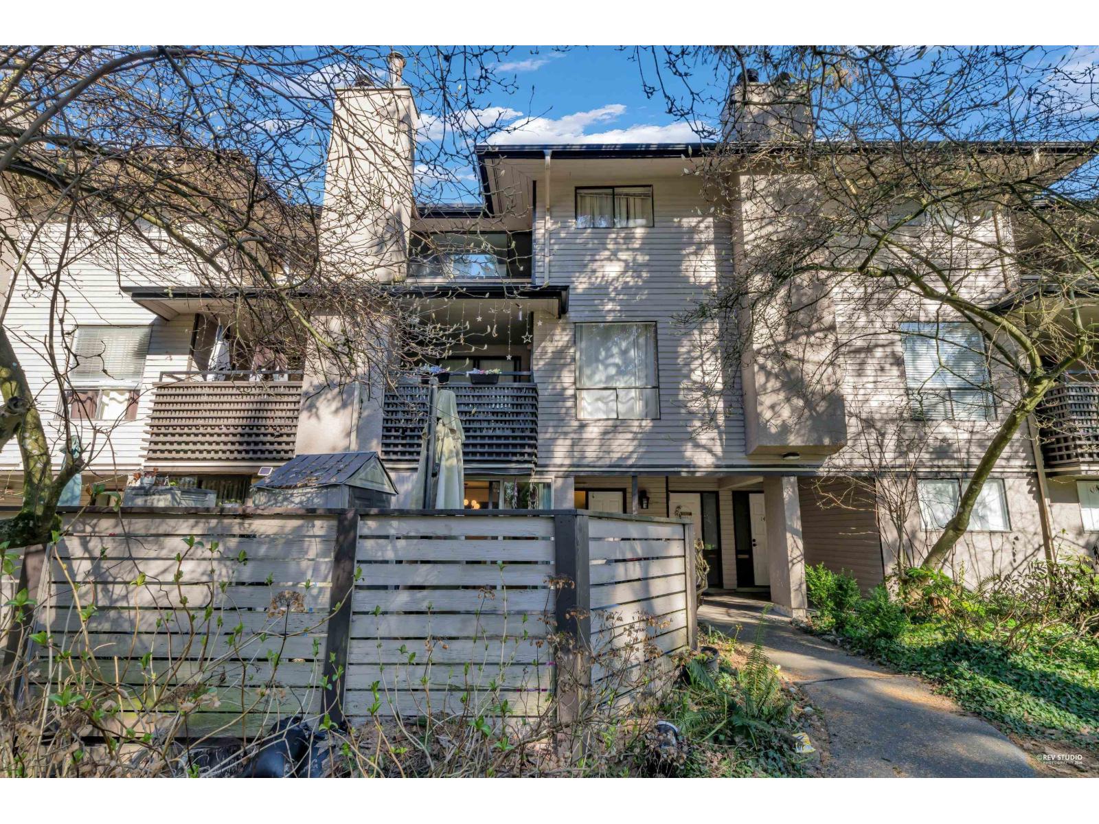 14826 Holly Park Lane, Surrey, British Columbia  V3R 6Y2 - Photo 1 - R3095111