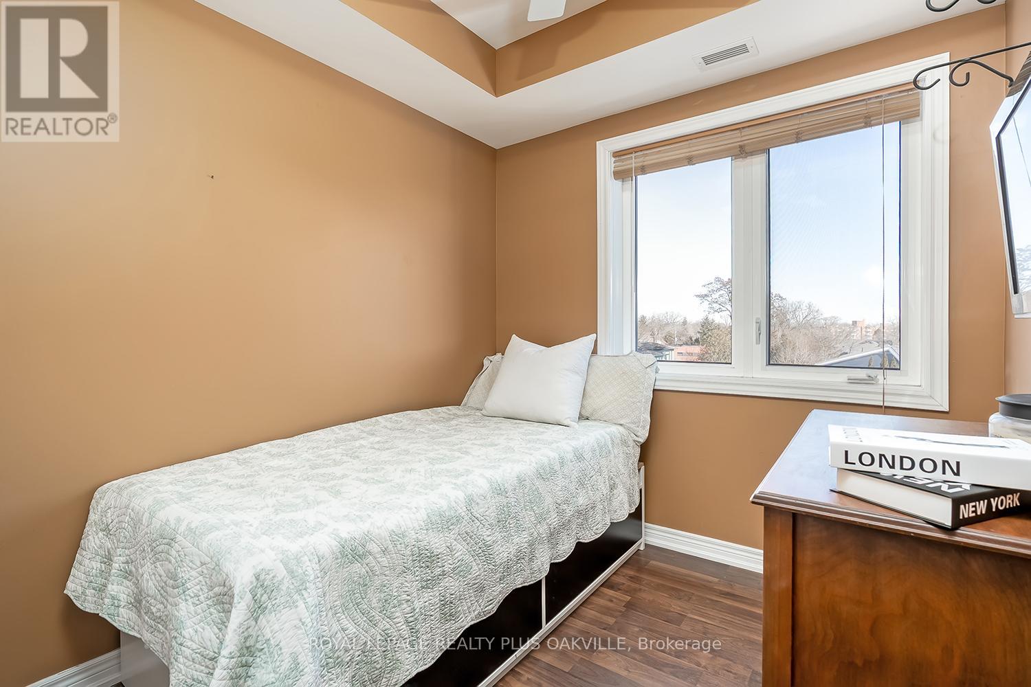 401 - 73 Washington Avenue, Oakville, Ontario  L6K 1W5 - Photo 11 - W12839578