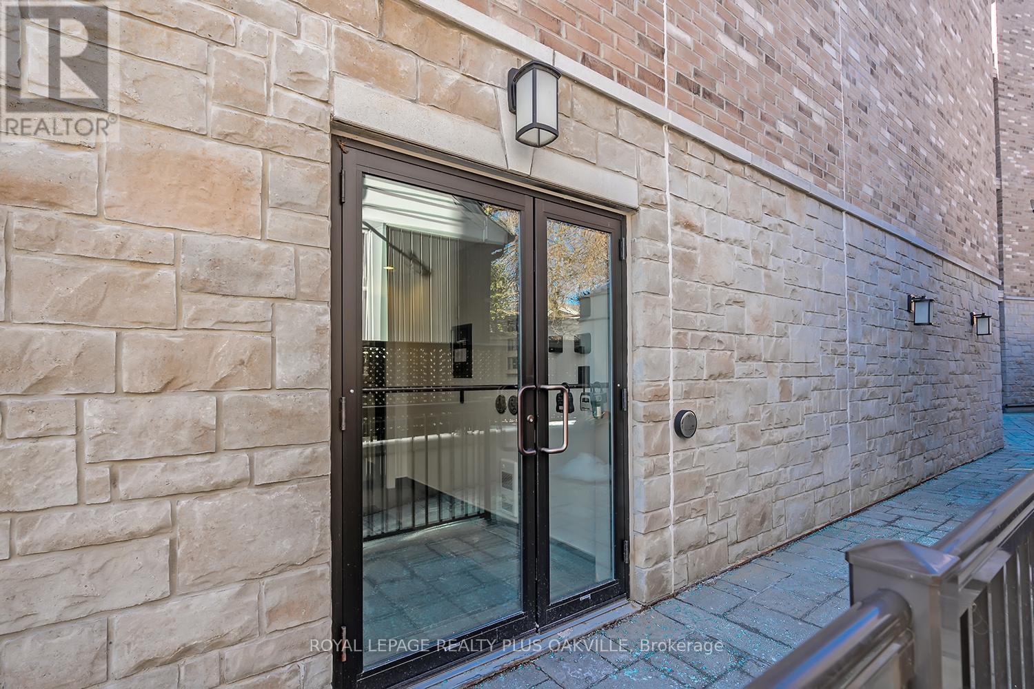 401 - 73 Washington Avenue, Oakville, Ontario  L6K 1W5 - Photo 3 - W12839578