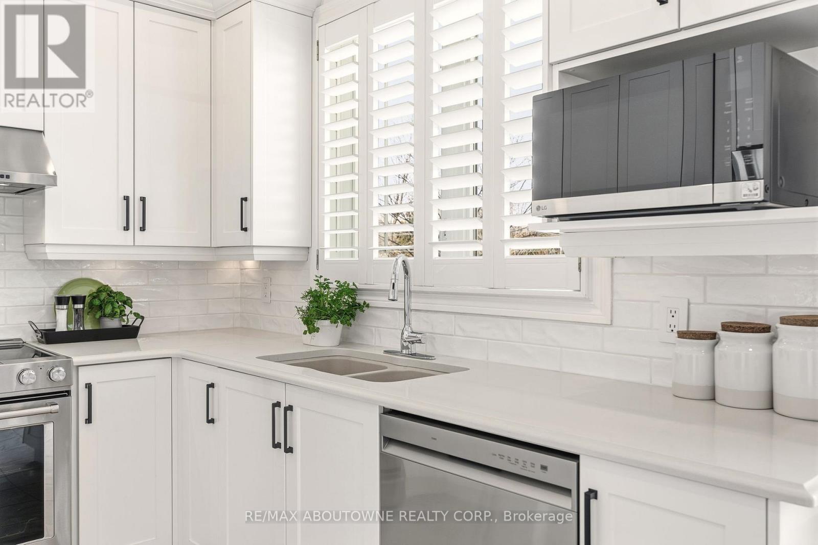 34 - 300 Ravineview Way, Oakville, Ontario  L6H 7J1 - Photo 17 - W12839656